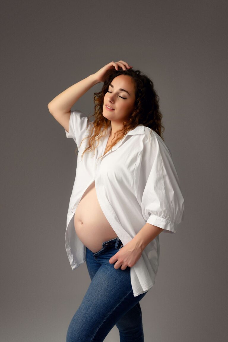 Tarifs grossesse 3 a pregnant woman with her hands on her head