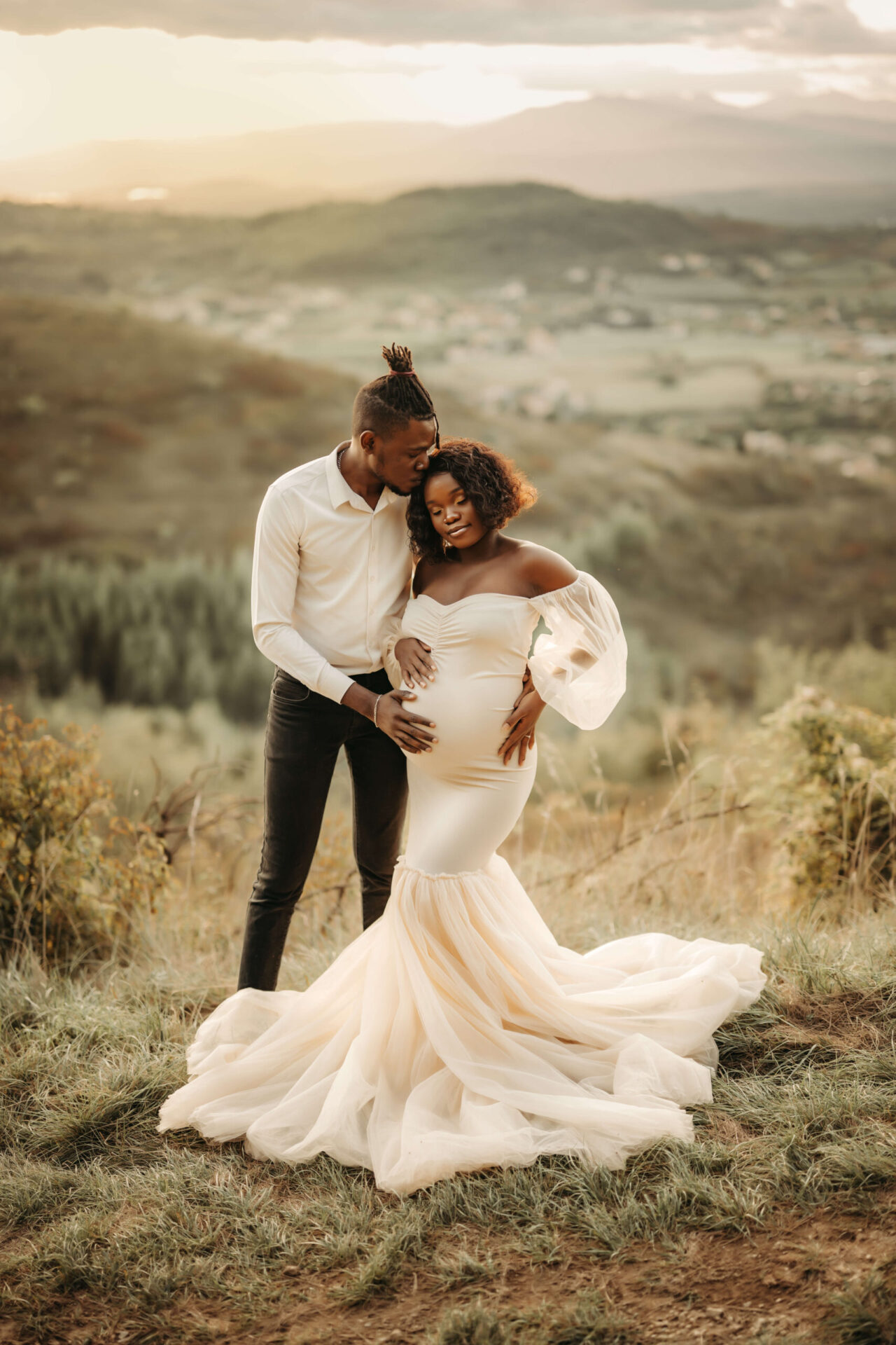Photographe grossesse extérieur – moment tendre