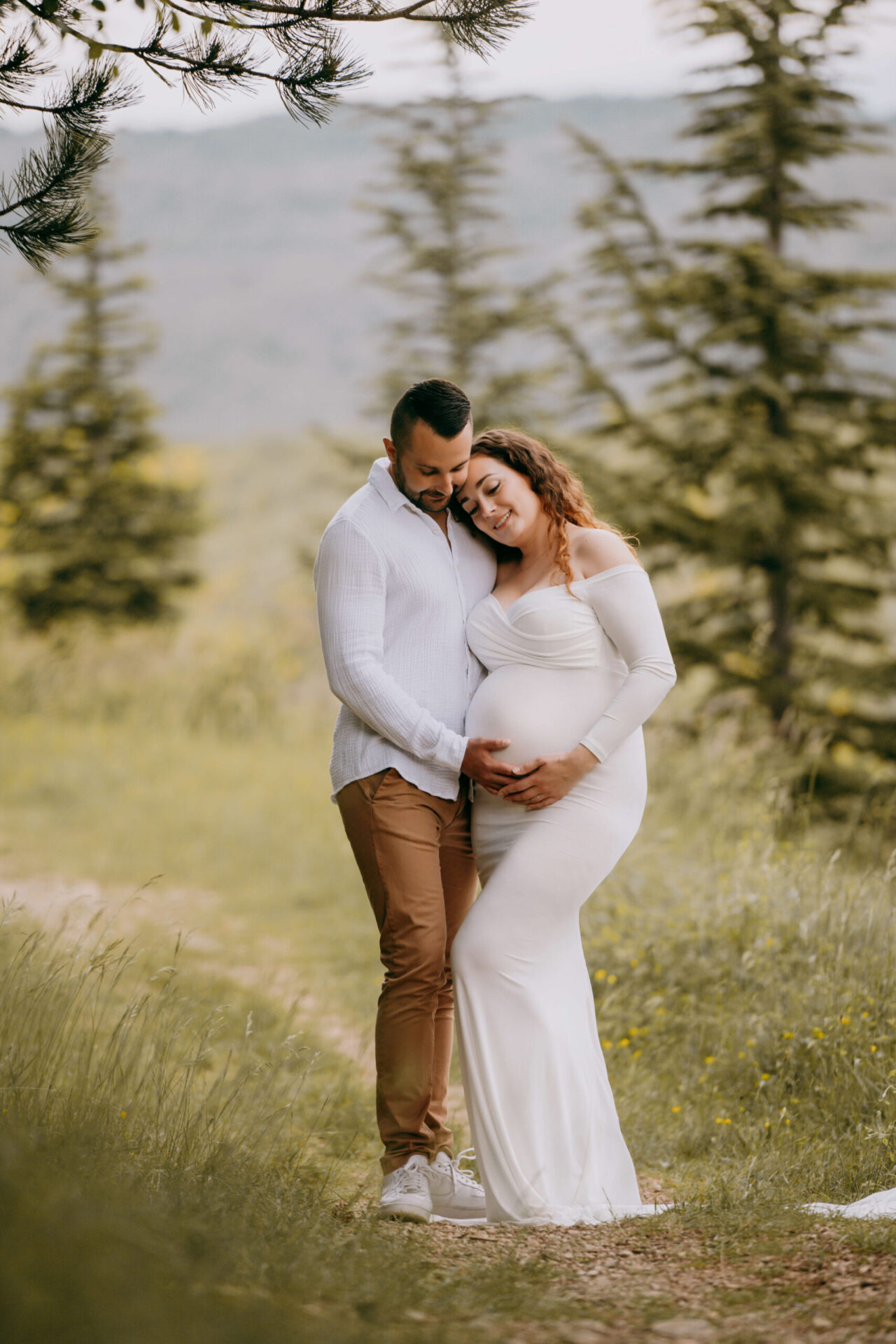 Photographe grossesse extérieur – moment tendre