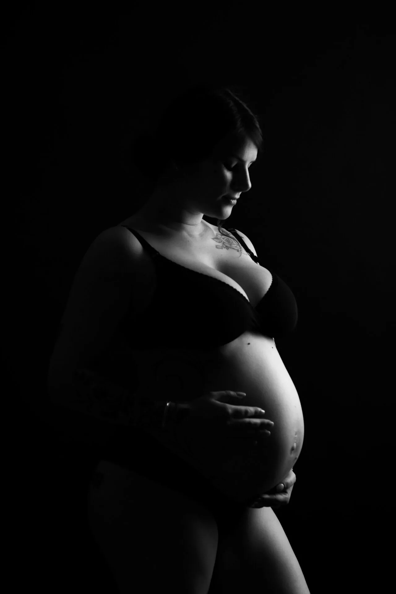 Photo de grossesse en noir et blanc, studio près de Montélimar