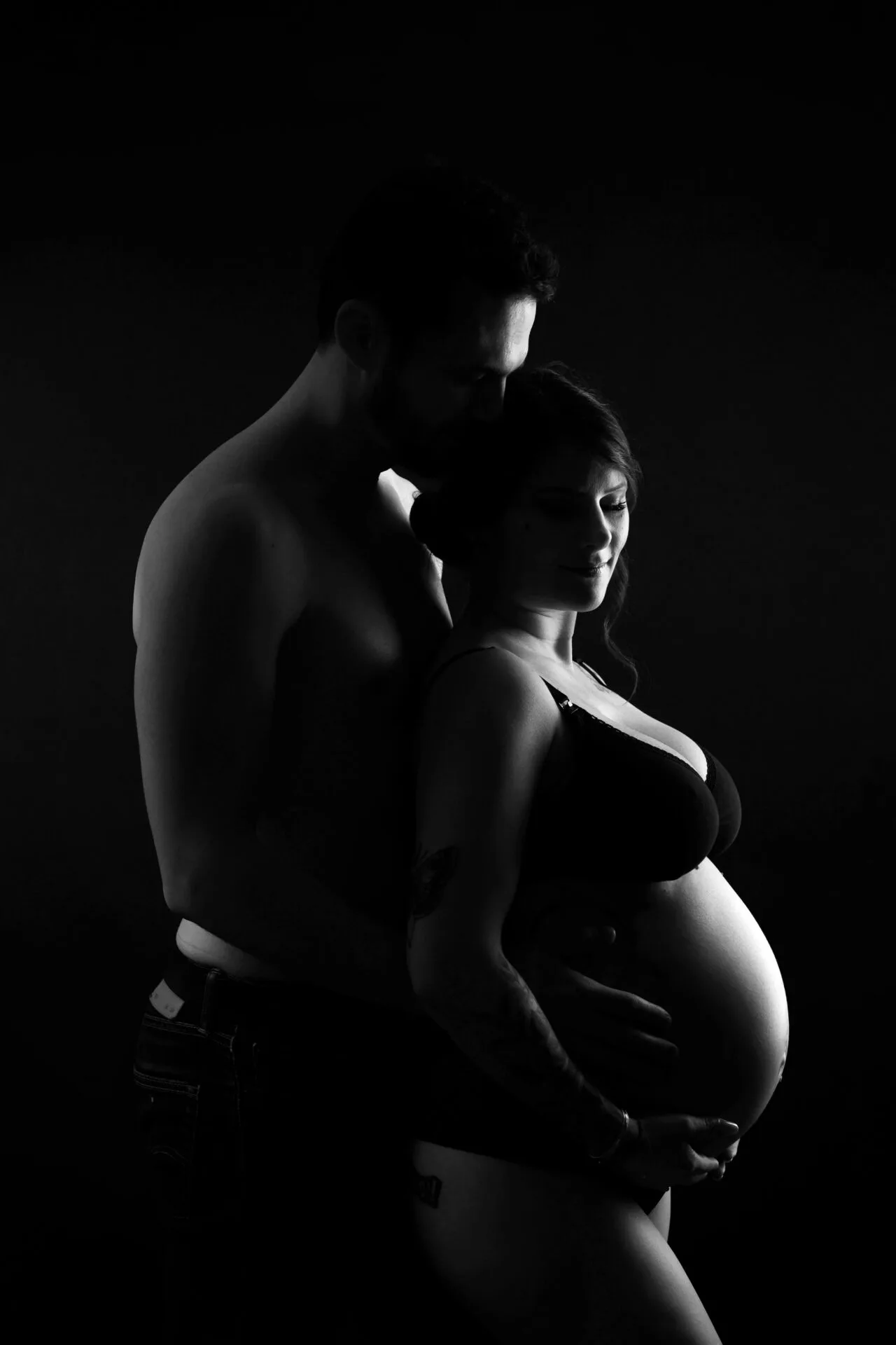 Portrait de grossesse en noir et blanc près de Montélimar