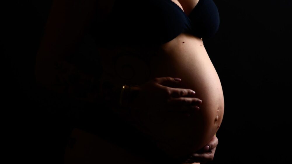 shooting photo grossesse seule - lilaphotography.fr