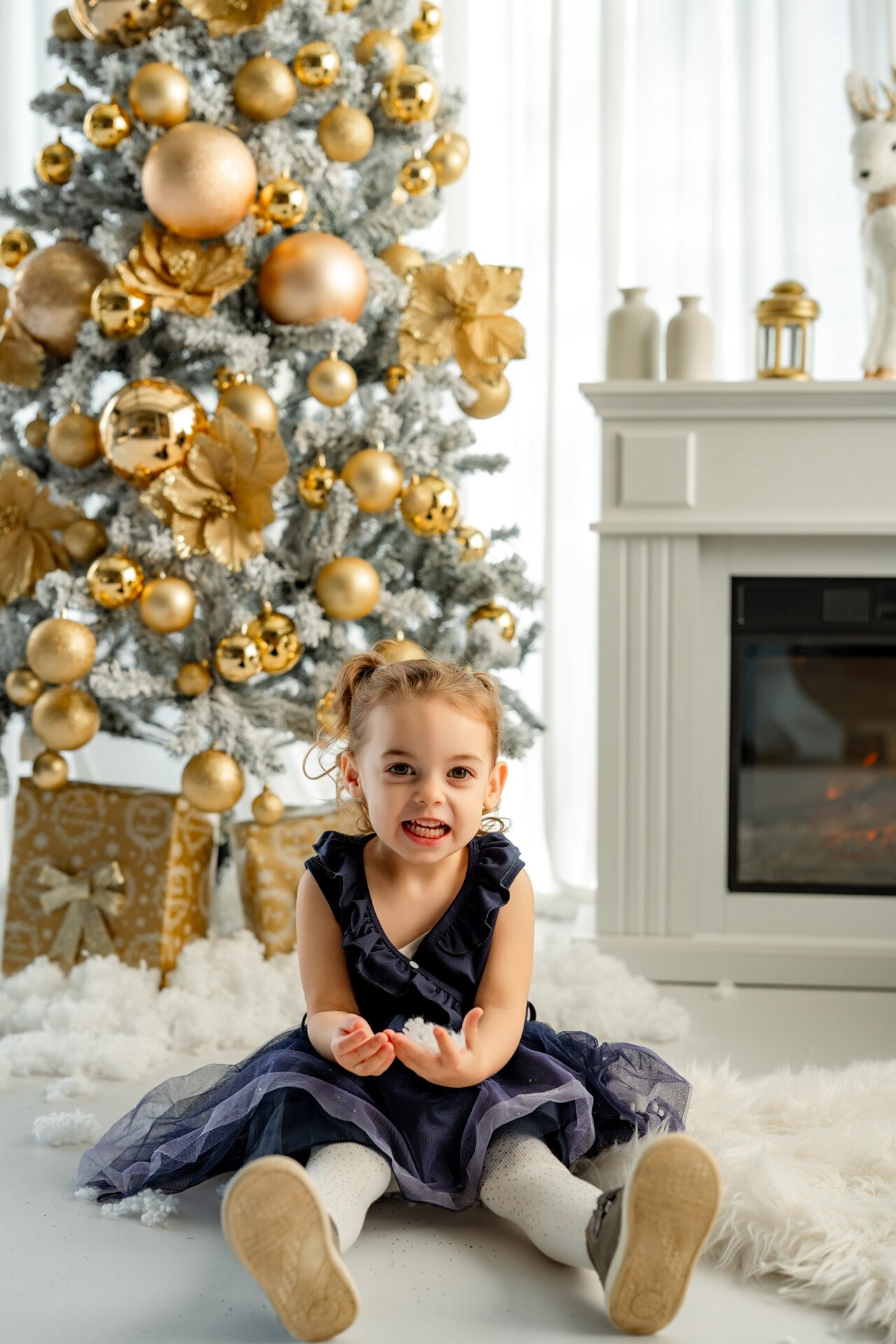 Photo de Noël au studio de Le Teil, décor blanc et doré