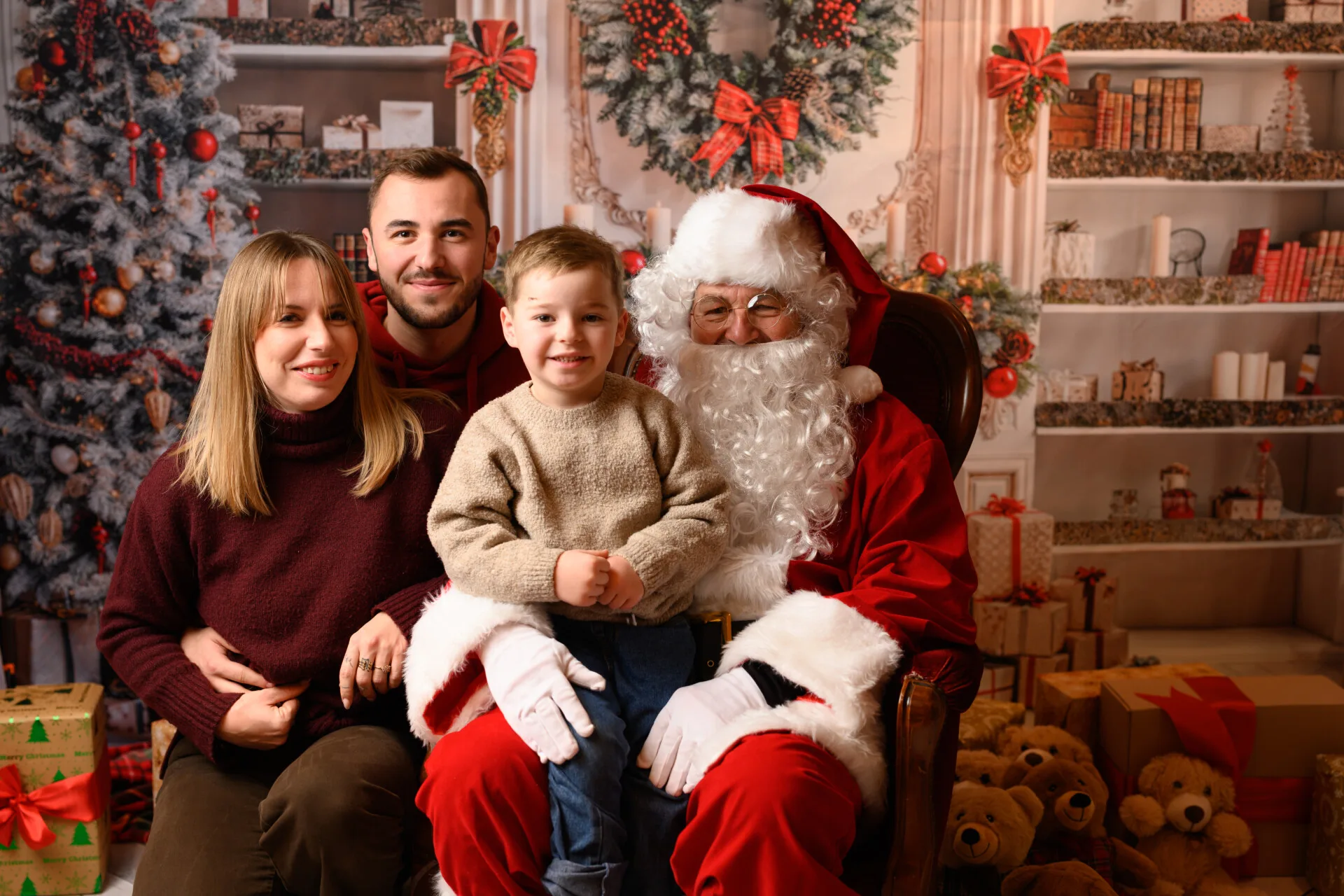 Mini Séances 5 Photo de famille avec le Père Noël chez Autour de Bébé à Montélimar, par Lila Photography